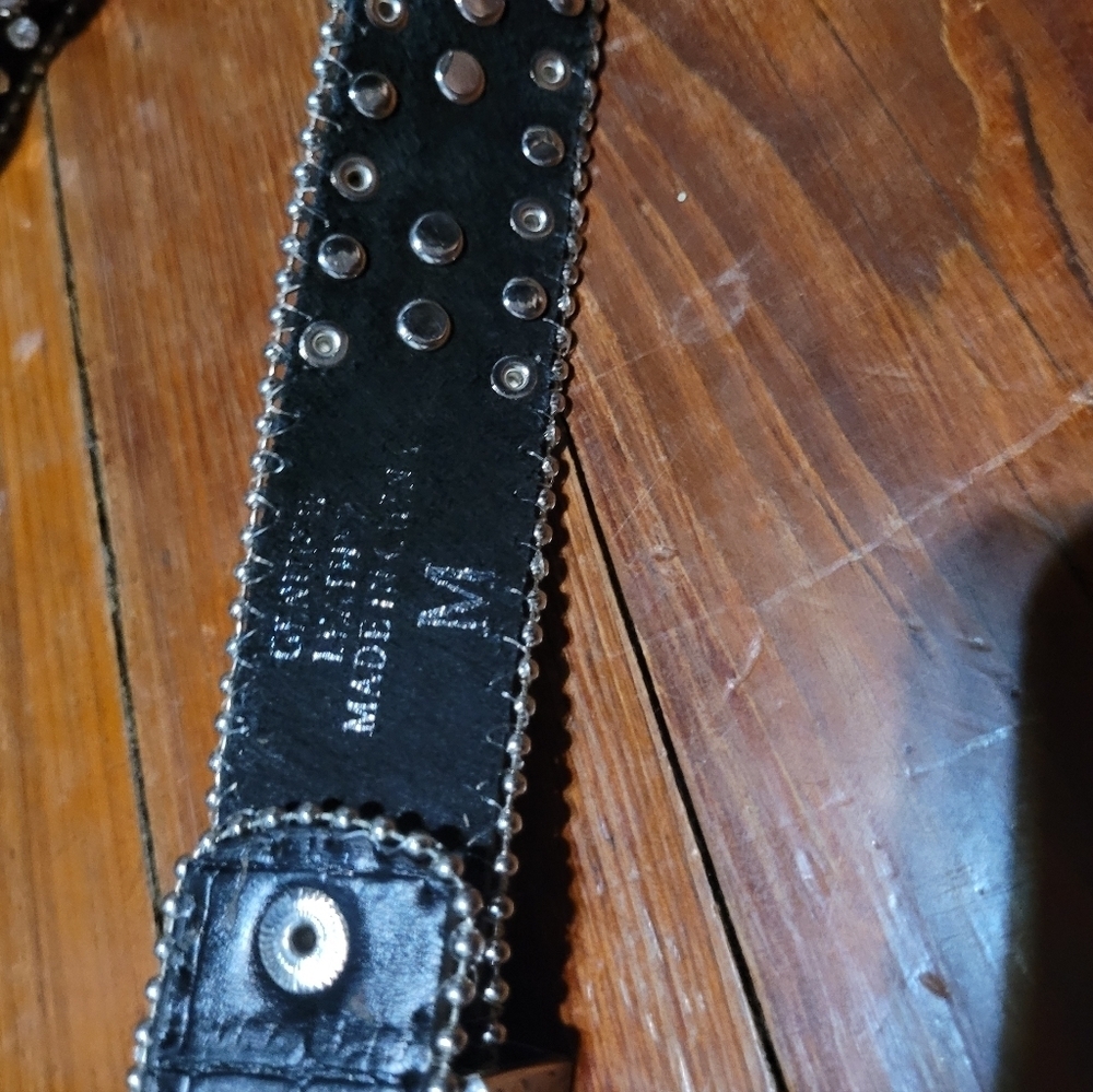 Longhorn buckle studded, leather belt. Women's medium - Picture 7 of 7